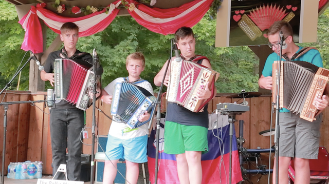 Showcasers Slovenski Fantje Performing