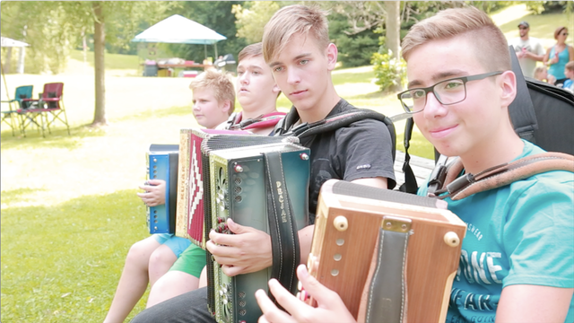 Showcasers Slovenski Fantje1